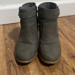 Very cute Náutica gray ankle boooties